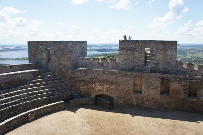 闘牛場。今でも使われてるらしい。