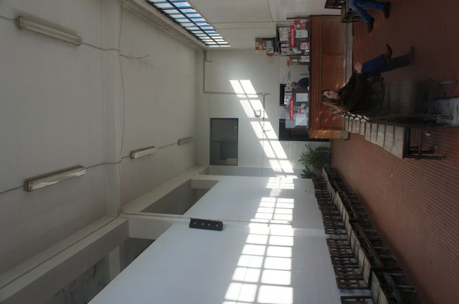 バスを乗り換えます。<br />バスステーション、てことになるのかなここは。<br />ていうかただの待合室か〜。<br />おじさんが一人いるのみ。