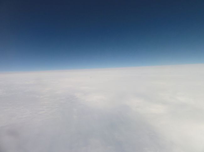 <br /><br />せっかく窓際の席を確保したのに<br />この日は曇りで地上がほとんど見れず。<br /><br />地形を見たり、小さくなった車が動くのをみたり<br />やっぱり飛行機は窓際が好きだな。