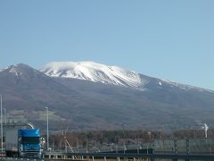 長野県に入ると残雪の残る浅間山が見えます。
善光寺はもうすぐ。