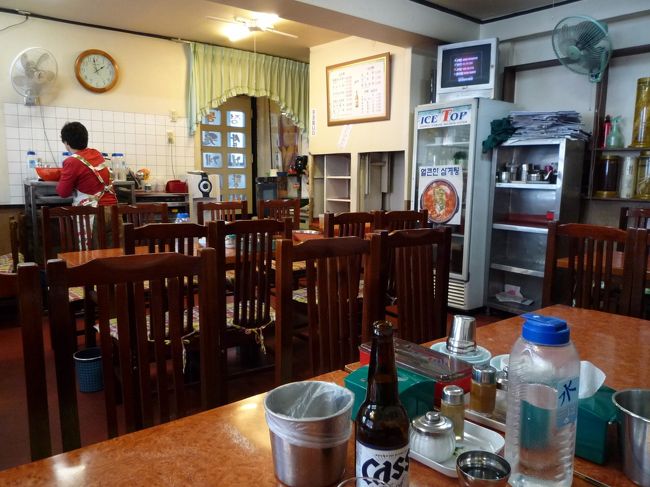 2日目昼ご飯〜。<br />市庁近くの『正統参鶏湯元家（チョントンサムゲタンウォンガ ）』へ。<br />住所：鍾路区寿松洞１２９−１ <br />?：02-739-4280 <br />午後２時にきたら客おらずノラ1人・・・<br />場所柄会社の昼休み時間だけが混むんでしょうな。