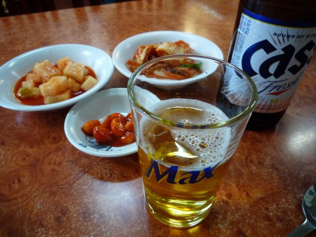 とりあえずビールくださーい♪<br />突き出しのカクテギ、キムチ、ニンニク和えをアテにしばし待つ。。。<br />