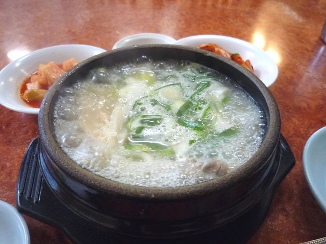 「パンゲタン」（サムゲタン半羽）　W7000（530円）<br />来ましたよー。<br />うわ〜〜グツグツボコボコっぷりがハンパない！！<br />まさに地獄谷状態！<br />スープは透き通ってる系のやや半濁系。<br /><br /><br /><br />