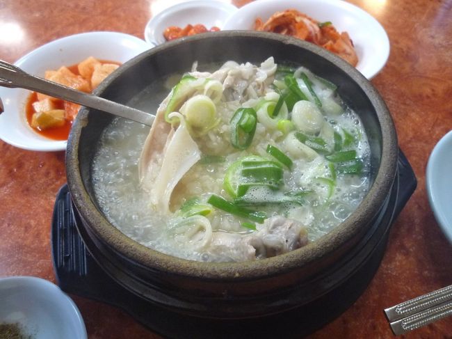 ずずっ。。ほお〜透明度高い割りにはコラーゲン濃厚なお味。<br />米粒の形がしっかり残ってて、鶏肉よりももち米が主張してます。<br />漢方も人参の香りもほとんどしない。<br />テーブルの塩がただの食塩でこだわりが見られないのが残念。<br />お味は、、、まあ無難なサムゲタンってとこでしょうか。<br />クセがないので漢方臭の苦手な人には合うかも。。でもそれじゃあ「サムゲタン」じゃなくて「鶏肉のもち米詰めスープ煮」になっちゃわないか？<br />ノラはもっと白濁してるスープが好みです。<br />