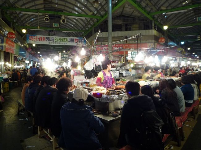 今晩はスンデスンデな気分〜♪ってことで広蔵市場へ。<br />屋台は屋外だけど市場のアーケードに囲まれてるからそんなに寒くない。<br />屋台の巨大スンデも魅力的だけど今日はお目当ての店があるのだ♪<br />