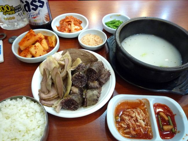 来ました〜！「スンデ定食」　W6000（450円）<br />トゥッペギに入った豚骨スープも。スンデクッパのタロタロ（別々）版ですね。<br />しかしこの値段ですごいボリューミーだなあ。<br />スンデと茹でた豚の頭、タン、レバーがどっさり。<br />臓物好きには堪りませんな〜♪<br />