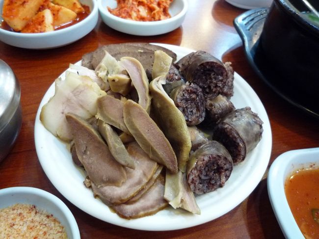 まずはスンデに赤塩つけてパクリ。。<br />うみゃーーい！！<br />ニンニクも生姜もほとんど入ってないのにまったく臭みなし！<br />油っこくないしモッチリした食感に濃厚な旨味。素晴らしいスンデ！！<br />タンもカシラも軟らかくておいしいよお（涙）<br />これは久々の大ヒットです！<br />誰かに食べさせたい！今度友達連れてまた来るねー。