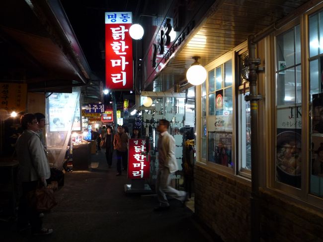 夜のタッカンマリ横丁。<br />チンハルメの店は相変わらず繁盛してますなあ。<br />でもノラのオススメはこちらのミョンドンタッカンマリです。<br />