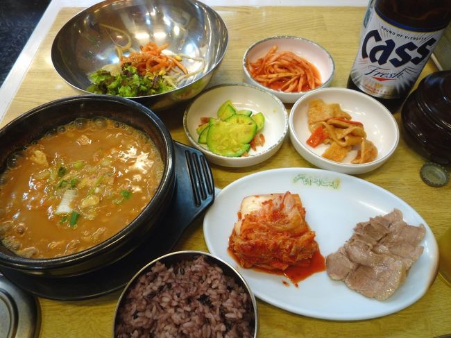 「ポッサム＆チョングッチャン」　W6000（450円）<br />チョングッチャンとは韓国の納豆汁。茹で豚とキムチのポッサム付き。<br />おかずのホバッの和え物がうまい！<br />ポッサムも油っこくなくてうまい！<br />ご飯は赤米。まだ時間が早いからかホカホカ♪<br />ゴマ油とナムルと葉野菜が入ったビビンバ用ボールにご飯を移す。<br />とってもヘルシーな食事なのに、お供はもちろん朝ビール♪