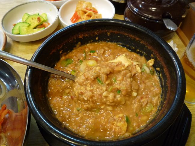 この店のチョングッチャンは汁気がほとんどないドロっと系。<br />納豆何パック分位入ってるんでしょうか？<br />前に食べたのは納豆入りスンドゥブチゲって感じだったので随分違う。<br />さてさて。<br />うん、納豆！！大豆！！ってお味。味付けは薄味。<br />大豆の風味がしっかりしてます。<br />