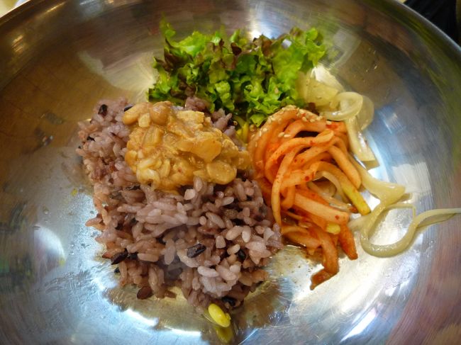 赤米の上にチョングッチャンをかけて、ビビンパにしましょう♪<br />後で気が付いたけど地元の人は大量にドバーッとかけて食べてた！<br />チョングッチャンはスープとして飲むんじゃなくて、ご飯とかき混ぜて食べる物らしい。。