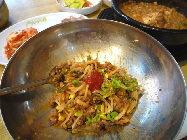 チョングチャンが薄味なのでコチュジャンも多めに投入。<br />ゴマ油の風味が効いておいしい♪<br />でもせっかくの大豆の風味が消えちゃってコチュジャン味になっちゃうのがもったいないなあ。。<br />味噌味で味わいたいかも。<br /><br /><br /><br />