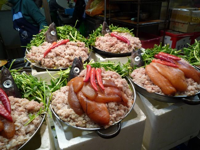 広蔵市場でお土産を物色〜。<br />市場の一角にあるタラ鍋横丁の店頭。<br />ひゃ〜超豪快！！<br />てんこ盛り白子の上に明太デデーン。<br />しかもタラの目が光ってる！ちょっとコワイ・・・