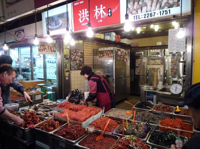 広蔵市場の十字路から西に少し行ったところの惣菜店『洪林（ホンニム）』。<br />住所：鍾路区 礼智洞 3-1 64-2号　　?：02-2267-1751<br />はやってて回転がよさそうなこちらで買うことにします。<br />