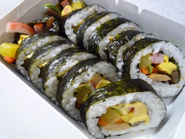 帰りがけに『キム家ネ　鐘路5街店』で購入した「チーズキムパッ」<br />W3000（230円）<br />http://www.seoulnavi.com/food/3025/<br />具沢山なのにチーズがしっかり存在してておいしい♪<br />『キムパッ天国』のキムパッよりも心なしかちょっと高級な感じ。<br />但しきれいな折り詰めにしてくれるのは日本に持って帰るにはちょい不便か。ちなみにキムパッ天国は1本丸ごとアルミ包み。