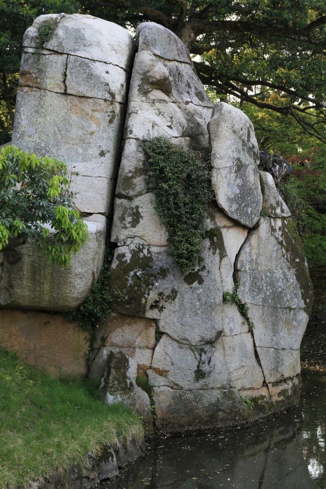 岡山後楽園<br /><br />◎ 花葉の池にある大立石<br />