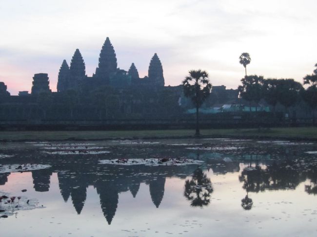 5:30頃ホテルでピックアップしてもらいサンライズ観賞のため再びアンコール・ワットへ向かいました。