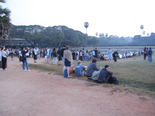 ベスト観賞スポットは人でいっぱいです。