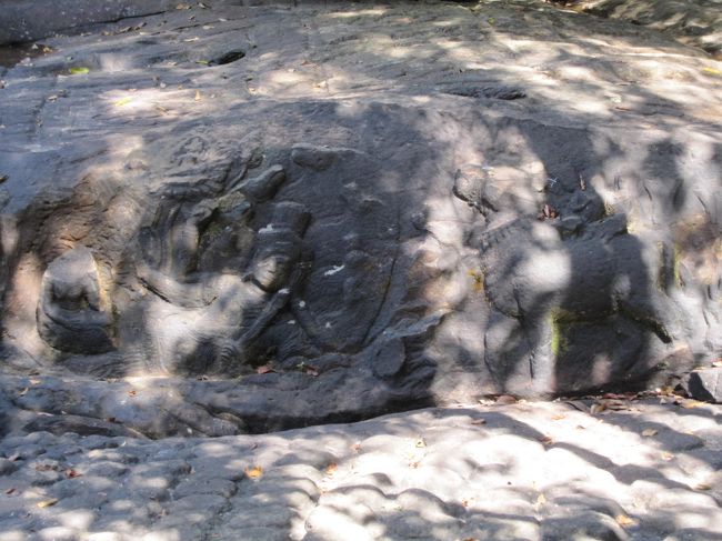 乾季のため水が少なめ。<br />寺院ではない、自然の中にある遺跡で、神秘的でした。<br /><br />こちらは日光が当たり、分かりづらいですが、右向きのヴィシュヌ神像と聖なる牛。