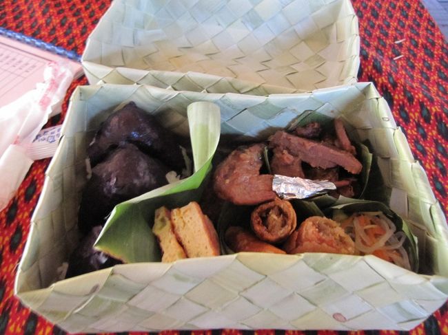 遺跡の麓でランチです。<br />食べている最中、物売りの子供の行き来が多かったです。