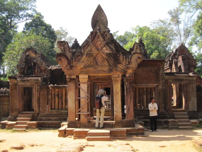 午後一は日差しの強い中郊外にあるバンテアイ・スレイに行きました。