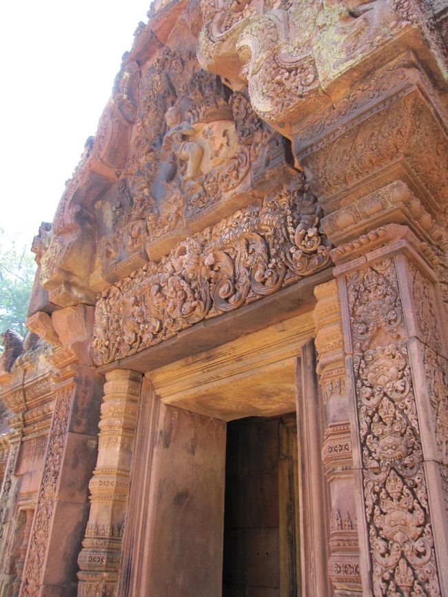 彫刻の彫りが深くどこか女性的で柔らかさがあります。