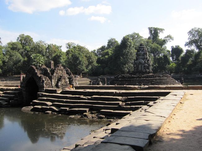 こちらはニャック・ポアン。<br /><br />ここでガイドさんにカンボジアの恋愛事情を聞いていて、あまり遺跡の解説を覚えていません（笑）<br />カンボジアはあまり自由恋愛の末に結婚できるわけではないようです。<br />そして、お嫁さんはたいてい年下なんだそう。