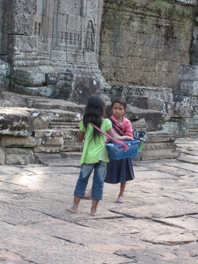 裸足の地元の子供達。<br />街からはずれると、裸足の子供達を多く見かけました。