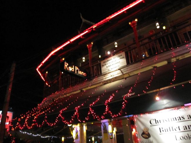 食後はパブ・ストリートにある『レッド・ピアノ』へ。