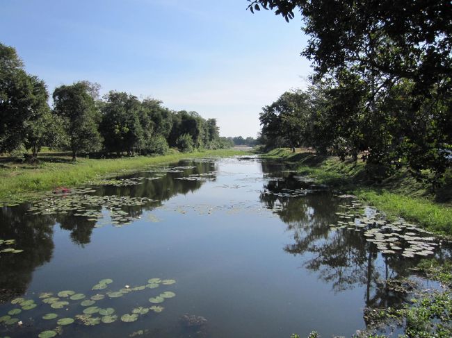 １時間ほどかけてやっと到着しました。<br />ここはアンコール遺跡群ではないので、入場料が5ドルほど必要です。<br />ここの管理者は、私が宿泊しているサリナホテルのオーナーさんなんだそう。<br /><br />綺麗にされている環濠ですが、