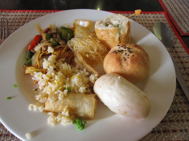 アジアンフードのビュッフェ『トンレメコン』で昼食をとりました。