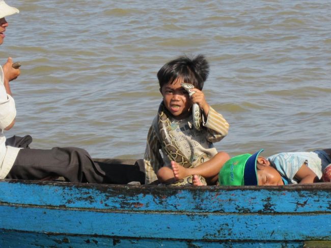 蛇を首にまきつけた子供。<br />写真を撮ると、『ワンダラー、ワンダラー』とお金を求めてきます。