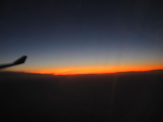 上空で迎えた新年。<br />特に機内アナウンスもなく静かに迎えた年明けでした。<br /><br />ガイドさんからの耳より情報。まだまだ先の話ですが、シュムリアップには新しい空港が建設され、念願の日本との直行便が就航されるそうです。カンボジアがずっと身近になりますね、楽しみです。