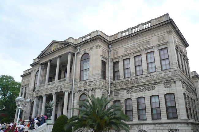 ツアーはこの正面から入ります。