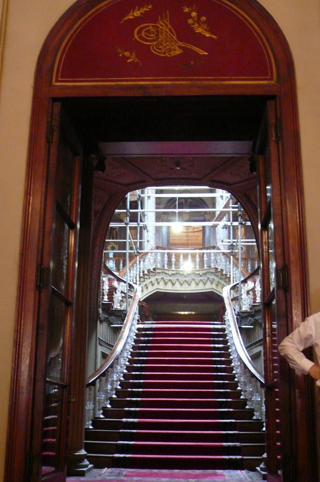 階段の広間は修復中でした。