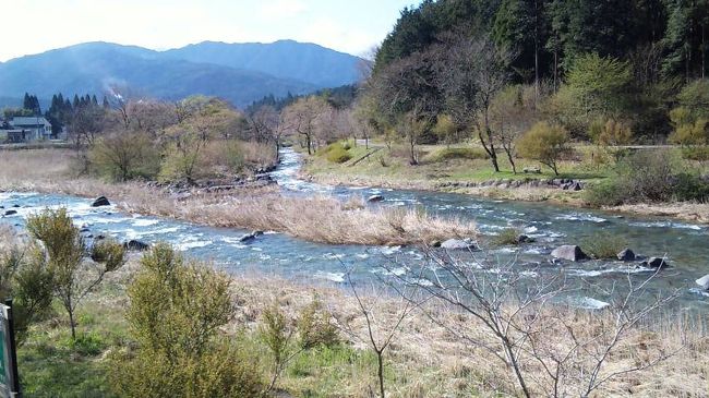 でも、無事渋滞なく中央道降り、休憩と朝食を兼ねて道の駅加子母へ。<br /><br />このとき8：30ａｍ。<br /><br />裏の清流が綺麗。