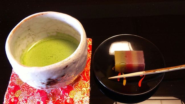 お部屋は12階の最上階！<br /><br />仲居さんが御抹茶と羊羹を持ってきて下さり、抹茶が終わるころに煎茶が出されました。