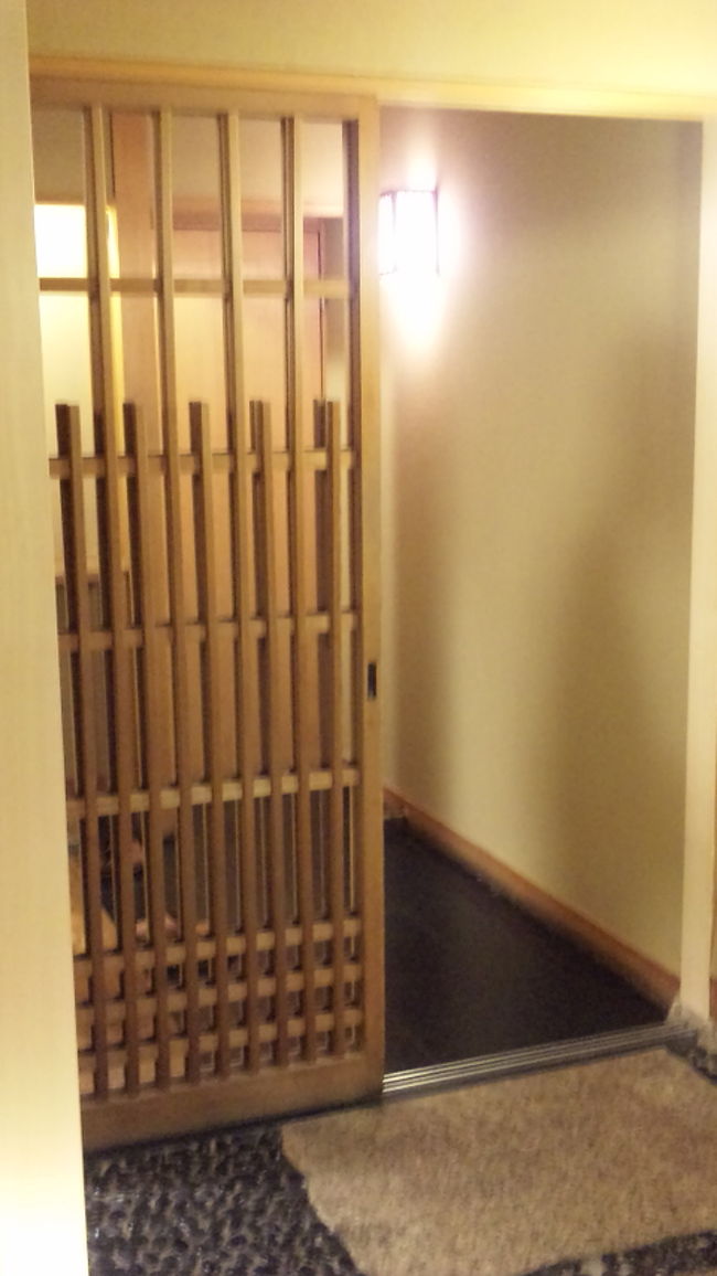 こんな素敵な個室の入り口。