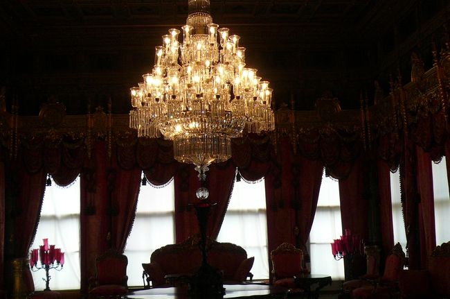 赤の間<br />ボヘミア製の赤いクリスタルの燭台