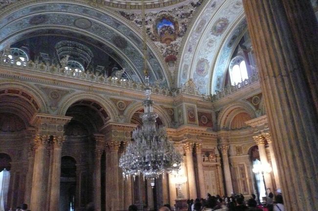 帝位の間<br />シャンデリアは、イギリスのヴィクトリア女王の寄贈品