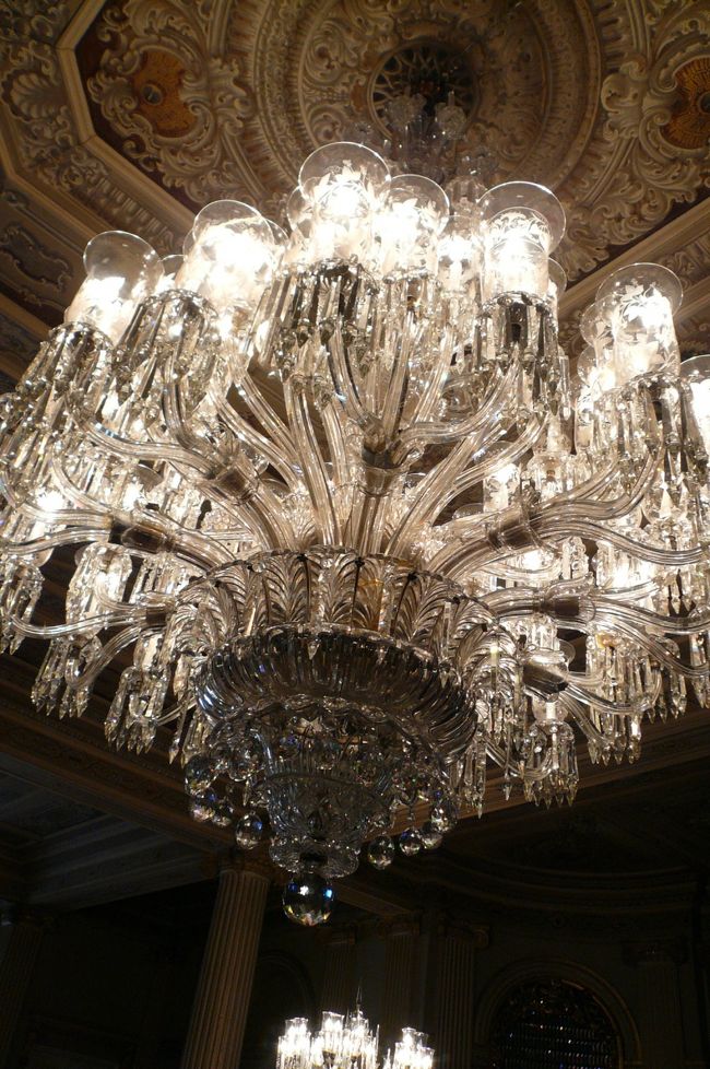 歓迎の広間<br />バカラ製シャンデリア