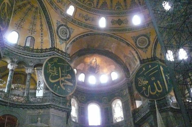 聖母子のモザイクがある後陣