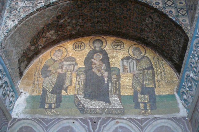 聖母子にアヤソフィアを献上するモザイク