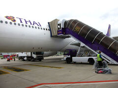 そしてスワンナプーム国際空港に到着。
珍しく沖止めだったのでバス移動だった。
機体の割に乗客が少なかったから？