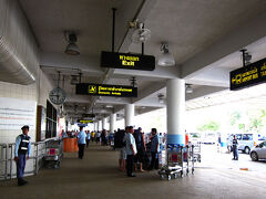 そしてプーケット空港に到着、17：30なので周りもまだ明るい。
プーケットはハネムーン以来だから５年ぶりで２回目。