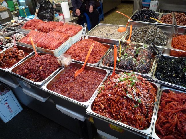 いろんなキムチがあります。<br />個人的には干し大根のキムチに惹かれる。