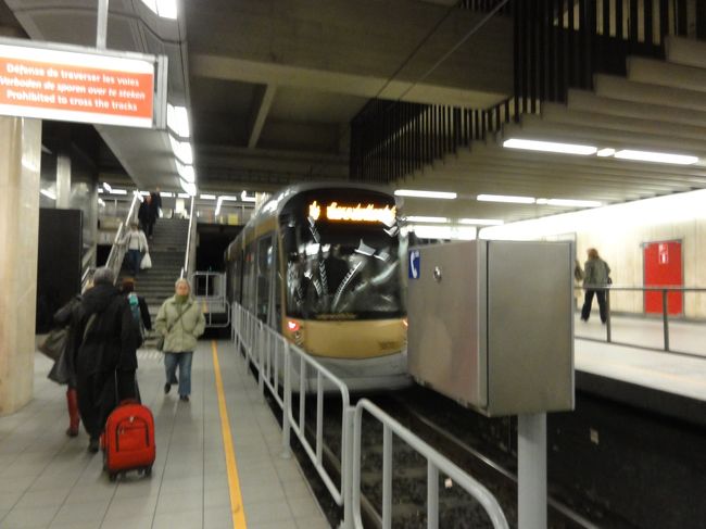 ブリュッセル南駅からプレメトロに乗り換えグランプラスを目指します。<br />最寄のBourse駅まではたったの３駅。