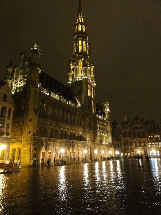 夜の市庁舎。昼とはまた雰囲気がガラリと変わります。