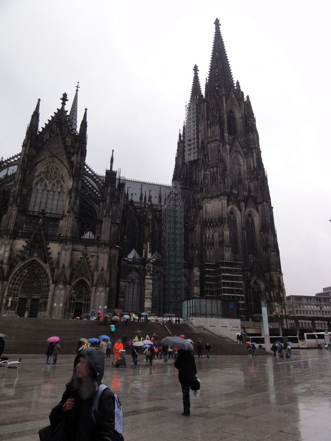 駅を出るとすぐ右手に大聖堂があります。<br />高さは157mもあり、その迫力はかなりのものです。