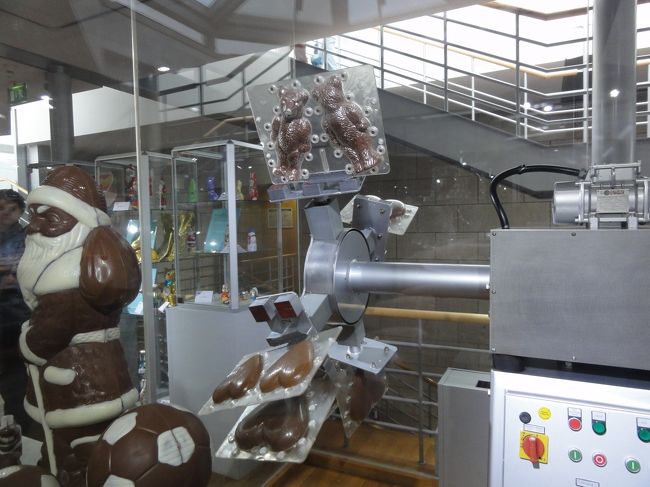 溶けたチョコレートをこんな型に流し込んでグルグル回しながら冷やします。<br />グランプラスのチョコ製小便小僧もこうやって作られます。